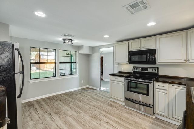 640 Whitten Street, Clute, TX 77531