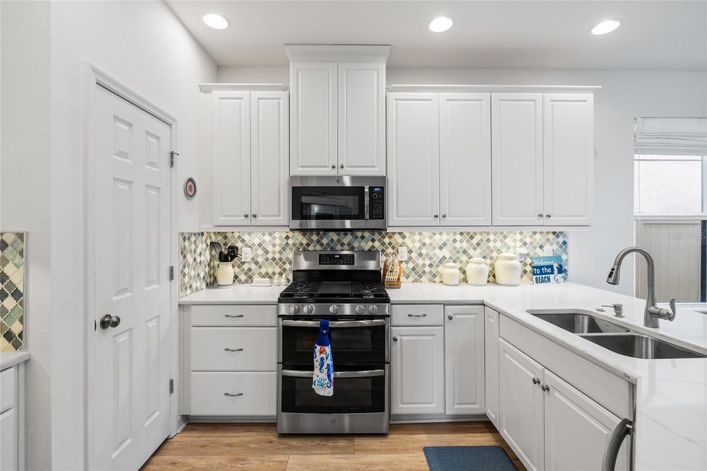 Image 10 of property listing at 8519 ARABELLA LANE, Seminole, FL 33777