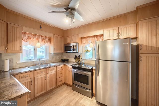 824 GRANDVIEW RD, York, PA 17403