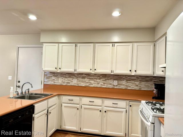 2136 London Bridge Drive, Rochester Hills, MI 48307