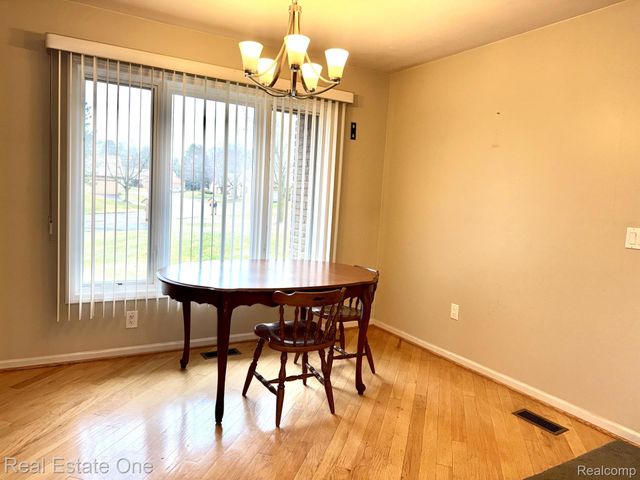 2136 London Bridge Drive, Rochester Hills, MI 48307
