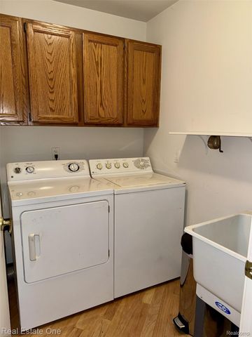 2136 London Bridge Drive, Rochester Hills, MI 48307