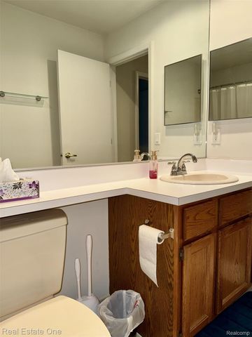 2136 London Bridge Drive, Rochester Hills, MI 48307