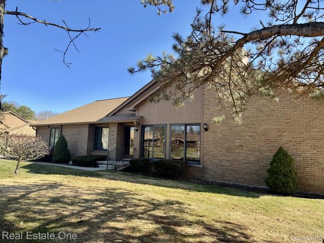 2136 London Bridge Drive, Rochester Hills, MI 48307