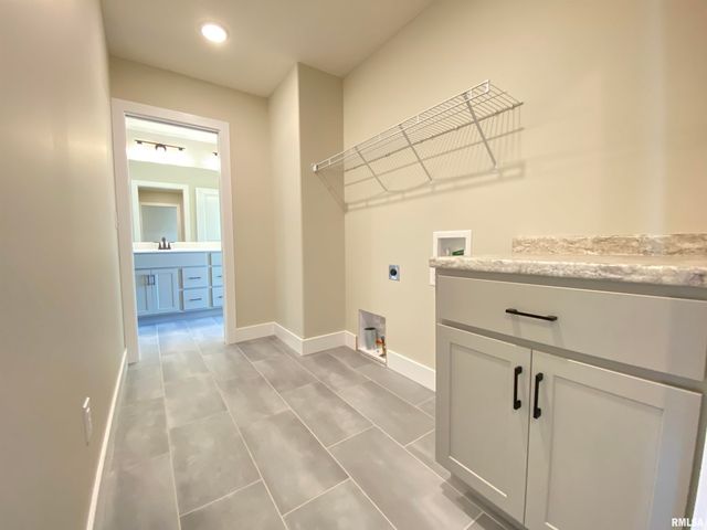 304 Hodges Court, Chatham, IL 62629