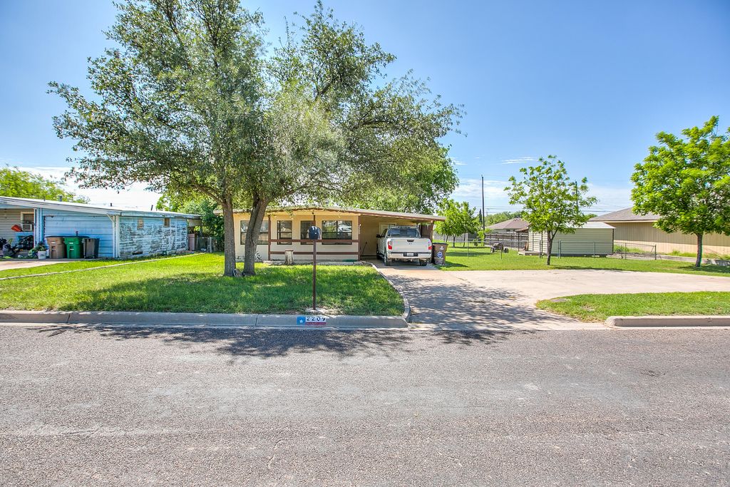 Image 7 of property listing at 2209 Lindell Avenue, San Angelo, TX 76901