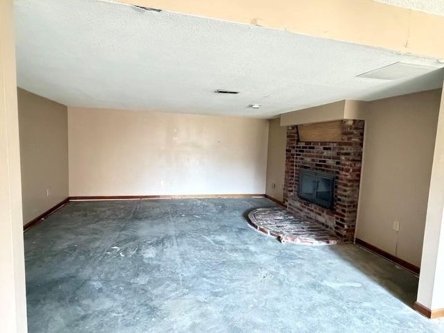 613 SE Brentwood Drive, Lee's Summit, MO 64063