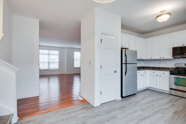 401 N Commerce Street 401, Aurora, IL 60504