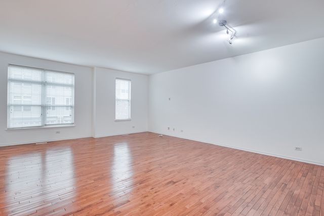 401 N Commerce Street 401, Aurora, IL 60504