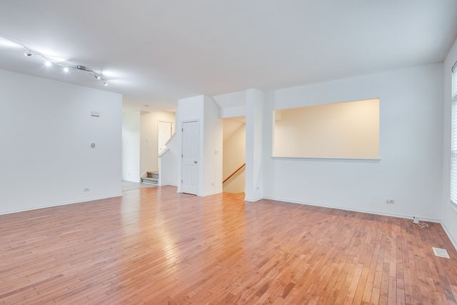 401 N Commerce Street 401, Aurora, IL 60504