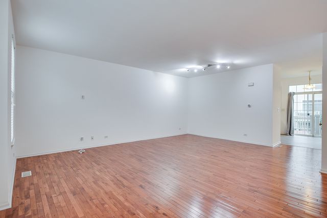 401 N Commerce Street 401, Aurora, IL 60504