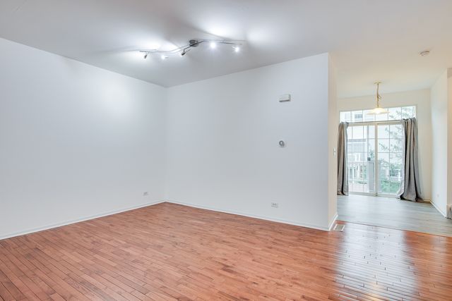 401 N Commerce Street 401, Aurora, IL 60504