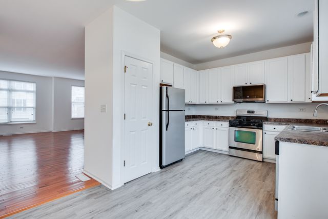 401 N Commerce Street 401, Aurora, IL 60504