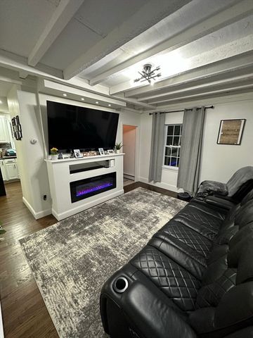 11 Barton St, Salem, MA 01970