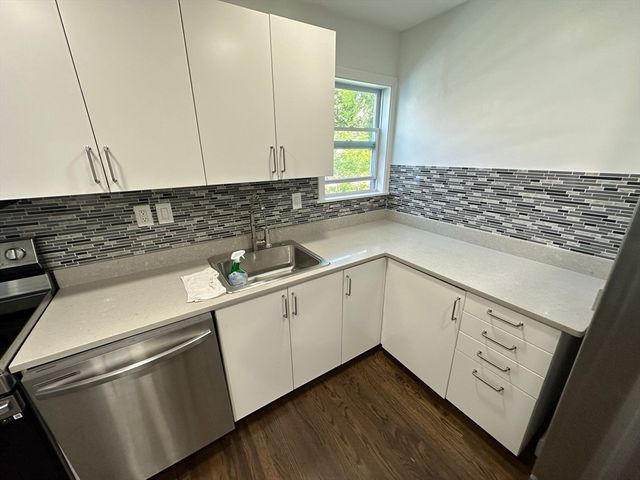 11 Barton St, Salem, MA 01970