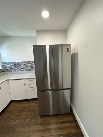 11 Barton St, Salem, MA 01970