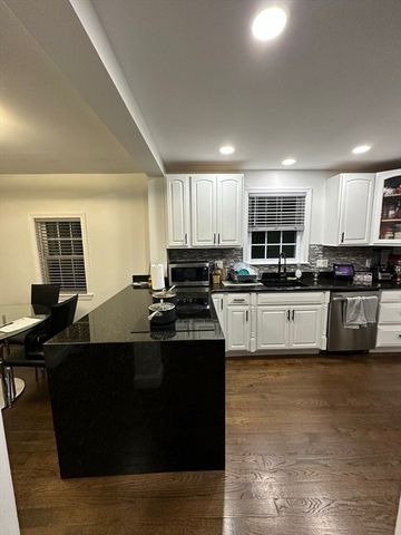 11 Barton St, Salem, MA 01970