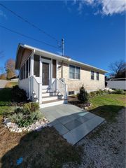 33 Sakonnet Drive, Portsmouth, RI 02871