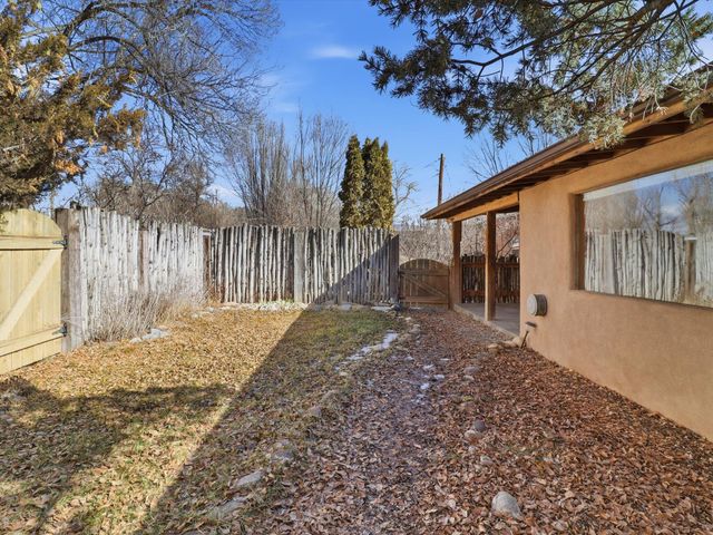 104 Guthrie Lane A & B, Taos, NM 87571