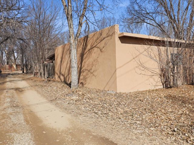 104 Guthrie Lane A & B, Taos, NM 87571