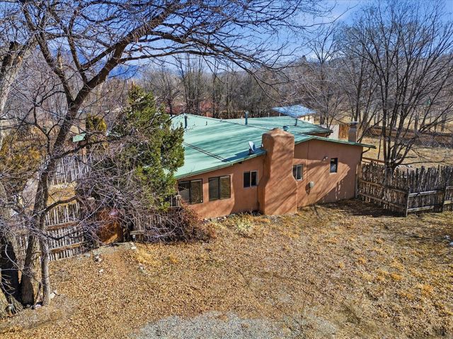 104 Guthrie Lane A & B, Taos, NM 87571