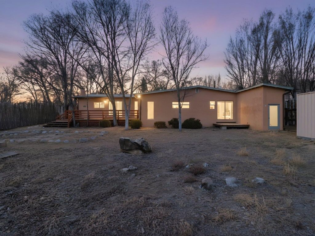 104 Guthrie Lane A & B, Taos, NM 87571