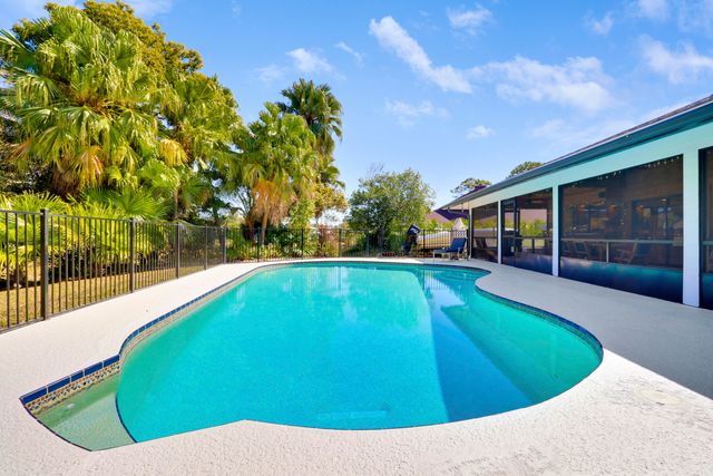 899 NE Juniper Place, Jensen Beach, FL 34957