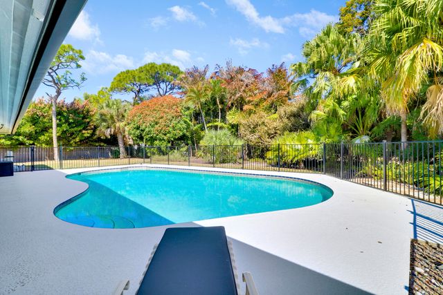 899 NE Juniper Place, Jensen Beach, FL 34957