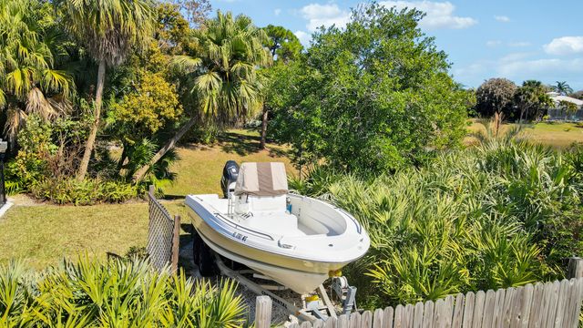 899 NE Juniper Place, Jensen Beach, FL 34957