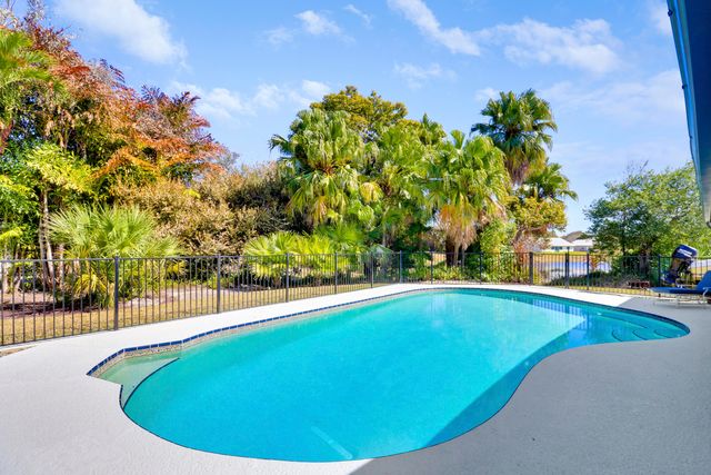 899 NE Juniper Place, Jensen Beach, FL 34957