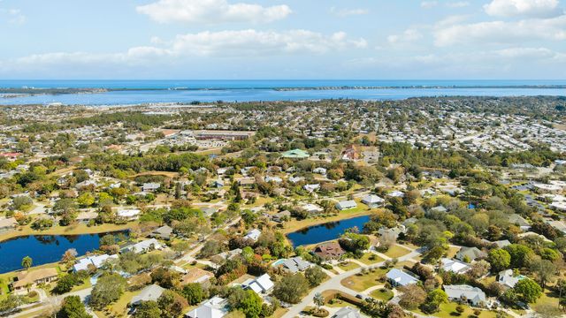 899 NE Juniper Place, Jensen Beach, FL 34957