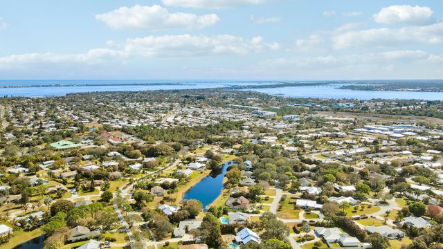 899 NE Juniper Place, Jensen Beach, FL 34957