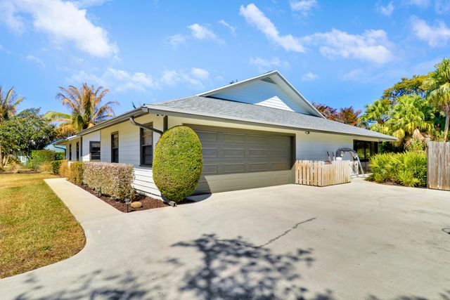 899 NE Juniper Place, Jensen Beach, FL 34957