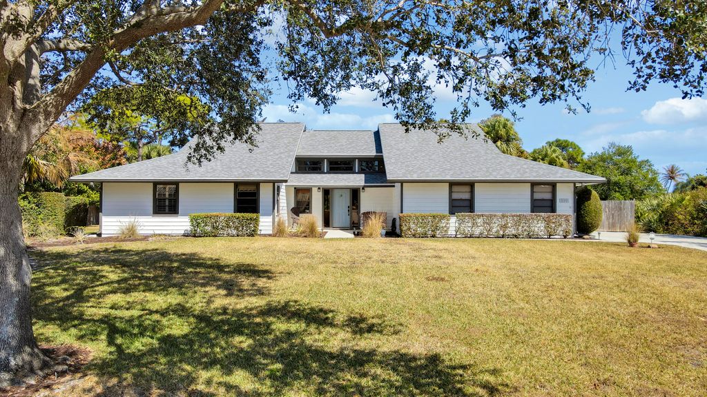 899 NE Juniper Place, Jensen Beach, FL 34957