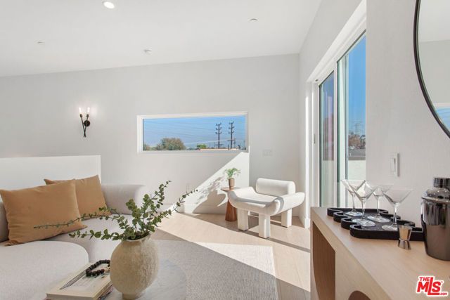 11222 W Victory Boulevard 2, North Hollywood (los Angeles), CA 91606