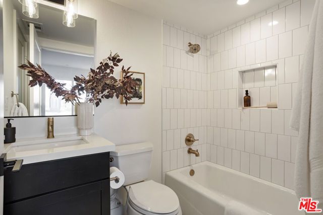 11222 W Victory Boulevard 2, North Hollywood (los Angeles), CA 91606