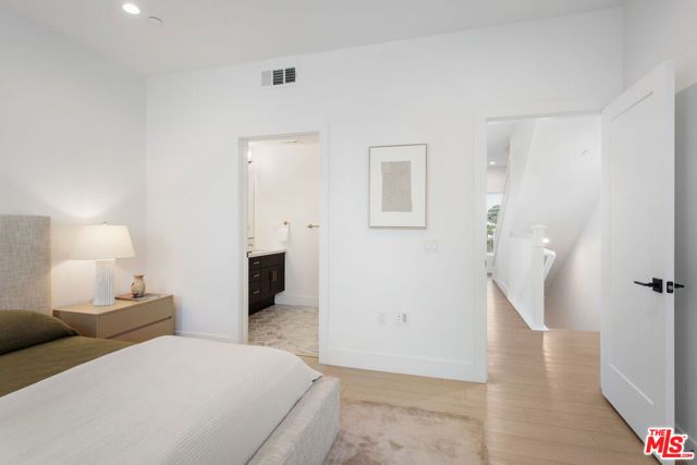 11222 W Victory Boulevard 2, North Hollywood (los Angeles), CA 91606