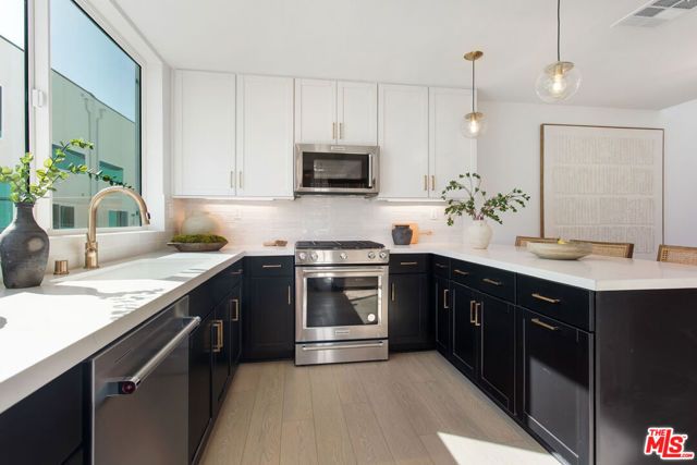 11222 W Victory Boulevard 2, North Hollywood (los Angeles), CA 91606