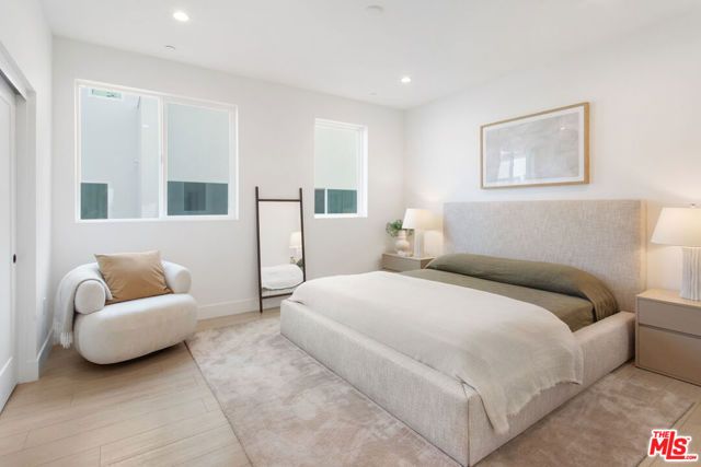 11222 W Victory Boulevard 2, North Hollywood (los Angeles), CA 91606