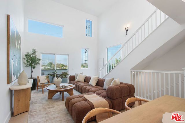 11222 W Victory Boulevard 2, North Hollywood (los Angeles), CA 91606