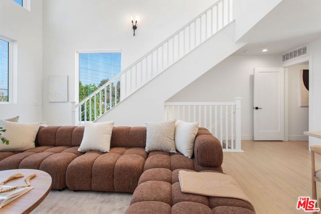 11222 W Victory Boulevard 2, North Hollywood (los Angeles), CA 91606