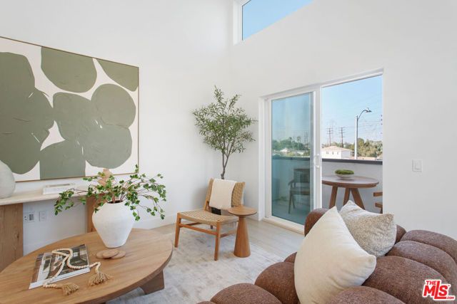 11222 W Victory Boulevard 2, North Hollywood (los Angeles), CA 91606