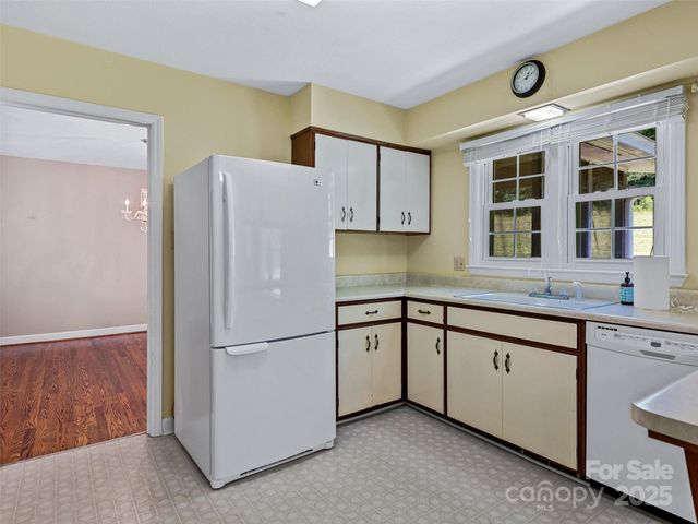 21 Parker Cove Road, Weaverville, NC 28787