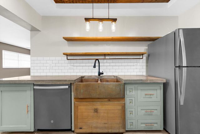 904 66TH AVENUE W, Bradenton, FL 34207