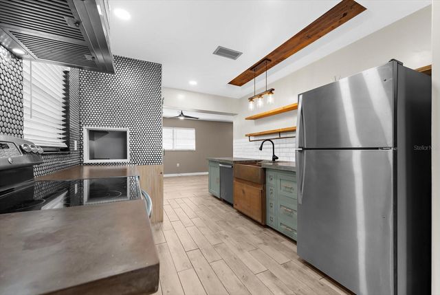 904 66TH AVENUE W, Bradenton, FL 34207