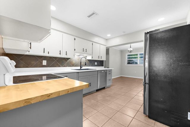 904 66TH AVENUE W, Bradenton, FL 34207