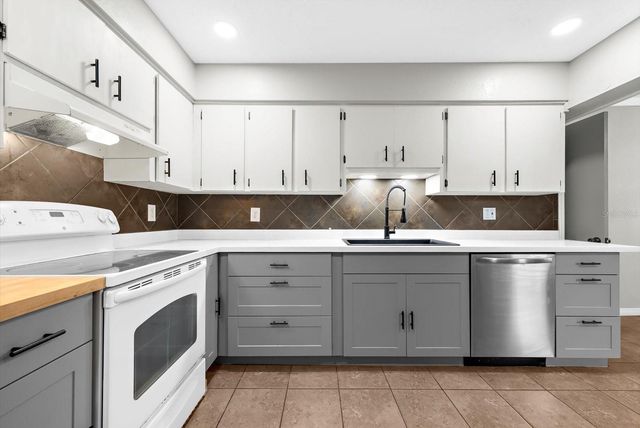 904 66TH AVENUE W, Bradenton, FL 34207