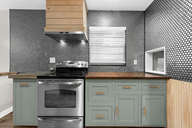 904 66TH AVENUE W, Bradenton, FL 34207