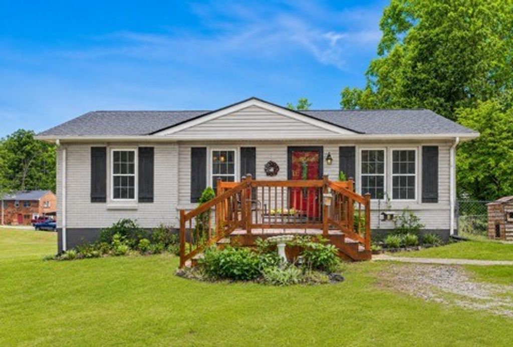 1304 Breeze Ln, Clarksville, TN 37040