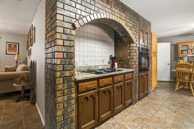 543 Meadowood Drive, Broken Arrow, OK 74011